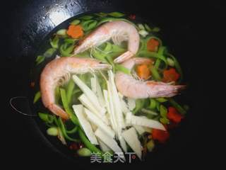 鲜虾菠菜面(虾鲜甜Q嫩的方法)的做法步骤:9