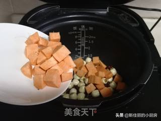 红薯莲子红豆汤的做法步骤:6
