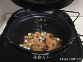 红薯莲子红豆汤的做法步骤:7