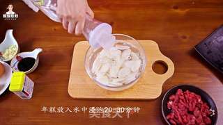 韩式牛肉年糕汤的做法步骤:2