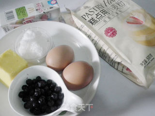 酥顶蓝莓爆浆纸杯蛋糕的做法步骤：1