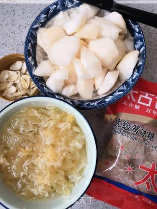 银耳百合梨汤的做法步骤:2