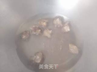腊八新口味_海鲜皮蛋粥的做法步骤:3