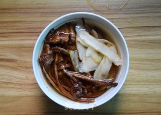 茶树菇栗子猪腱子汤的做法步骤:2