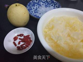 银耳雪梨羹的做法步骤：1