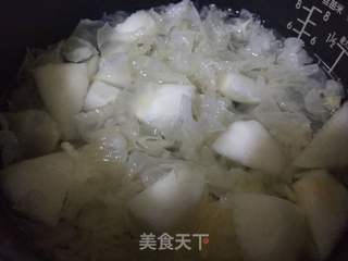 银耳雪梨羹的做法步骤：3