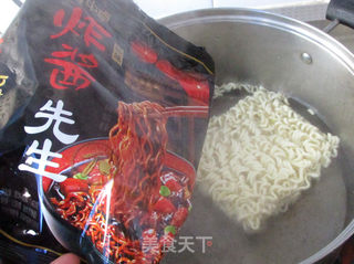 鸡蛋炸酱面的做法步骤:10