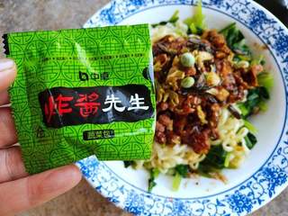 鸡蛋炸酱面的做法步骤:13