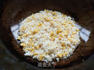 油渣酱油蛋炒饭的做法步骤:6