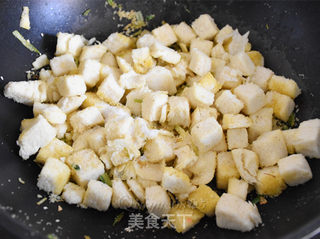 葱香馒头丁的做法步骤:7