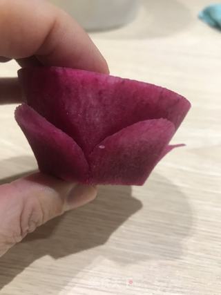 教大家雕刻萝卜花(直瓣月季花的做法步骤:7