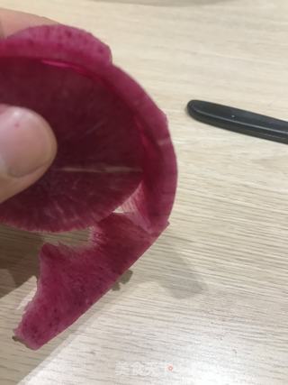 教大家雕刻萝卜花(直瓣月季花的做法步骤:9