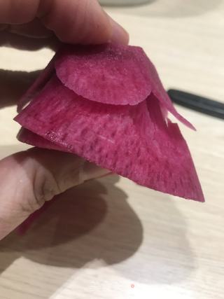 教大家雕刻萝卜花(直瓣月季花的做法步骤:11