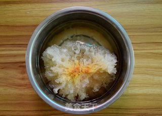 冰糖银耳莲子羹的做法步骤:2