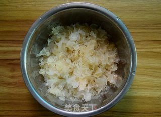 冰糖银耳莲子羹的做法步骤:3