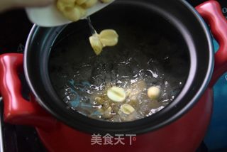 冰糖银耳莲子羹的做法步骤:6