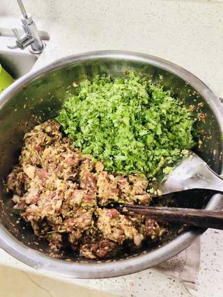 芹菜肉包子的做法步骤:8