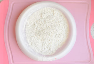 如何巧用小厨具制作快手美味薄饼的做法步骤:2