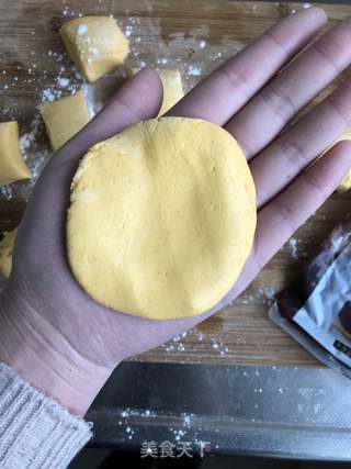 豆沙夹心南瓜饼的做法步骤:7