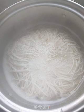 韭菜(蘑菇云)鸡蛋面的做法步骤：1