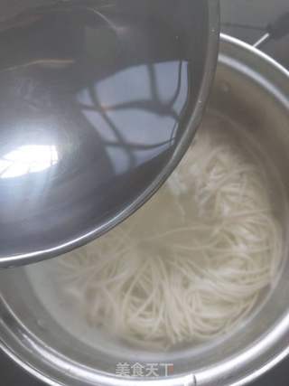 韭菜(蘑菇云)鸡蛋面的做法步骤:2