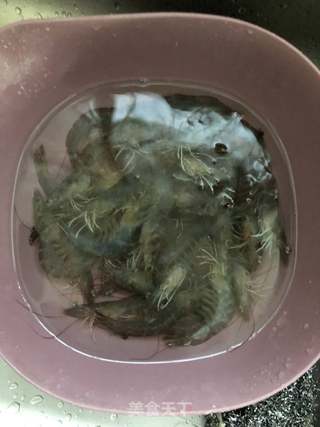 蒜蓉粉丝蒸虾的做法步骤:2