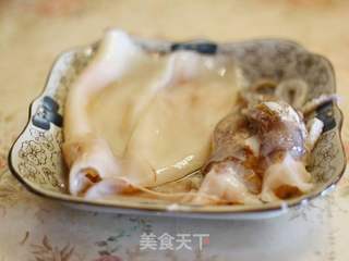 火爆鱿鱼洋葱丝的做法步骤：1
