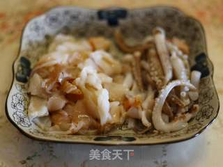火爆鱿鱼洋葱丝的做法步骤：2