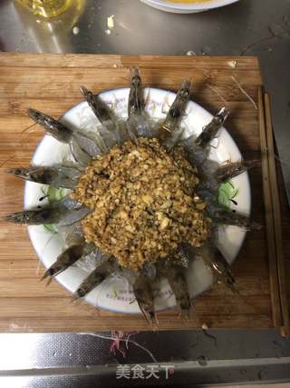 蒜蓉粉丝蒸虾的做法步骤:10