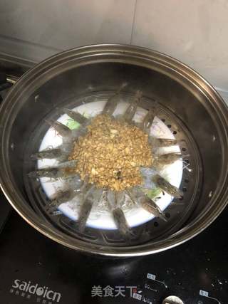 蒜蓉粉丝蒸虾的做法步骤:11