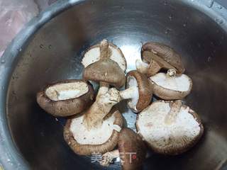 “ 润燥好汤水 ”香菇猪肉馄饨的做法步骤:2