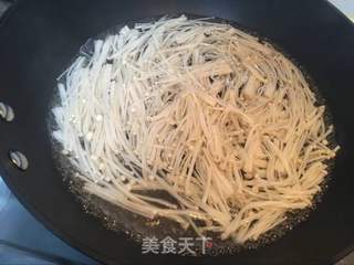 酸汤金针肥牛的做法步骤:3