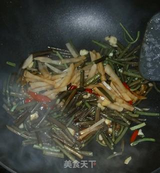 老坛酸萝卜炒蕨菜的做法步骤：5