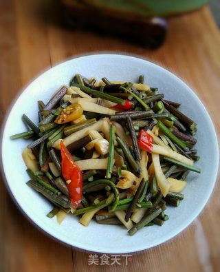 老坛酸萝卜炒蕨菜的做法步骤：6