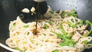 青椒肉丝炒面的做法步骤:6