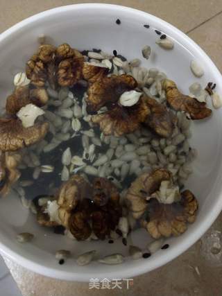 核桃芝麻黑豆浆的做法步骤:2