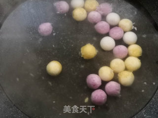 桂圆煮彩色汤圆的做法步骤:3