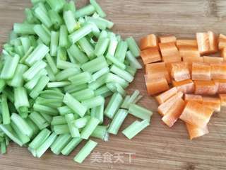胡萝卜花生米拌芹菜的做法步骤:3