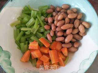 胡萝卜花生米拌芹菜的做法步骤:5