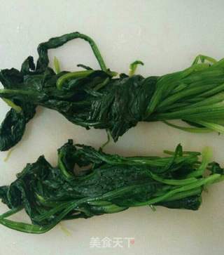 果仁拌菠菜的做法步骤:2