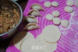 酸菜猪肉馅水饺的做法步骤:3