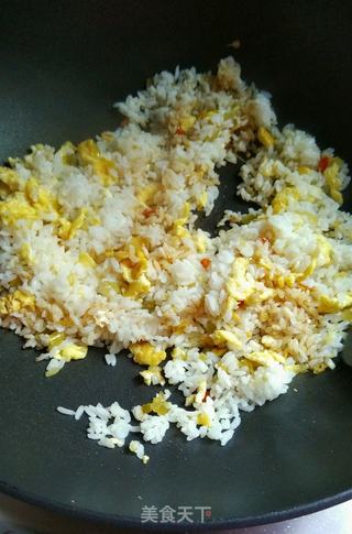 酸黄瓜蛋炒饭的做法步骤:5