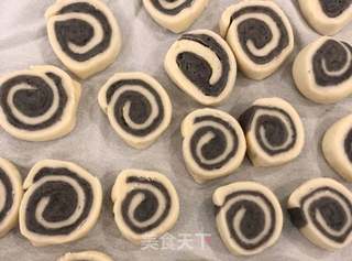 双色牛奶小花卷的做法步骤:8