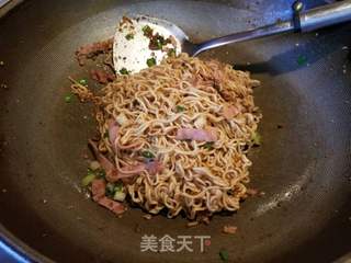 沙茶酱火腿炒面(2人份)的做法步骤:8