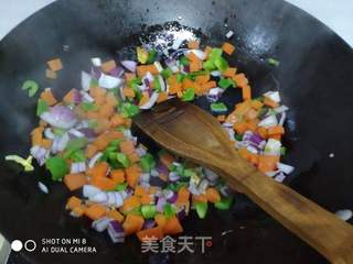 蔬菜蛋炒饭的做法步骤:4