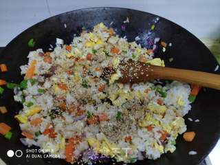 蔬菜蛋炒饭的做法步骤:8