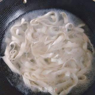西红柿牛肉炒刀削面的做法步骤:2
