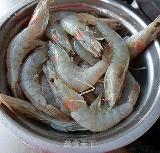 葱姜油炒虾的做法步骤：1