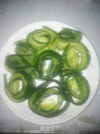 响油黄瓜卷的做法步骤:3
