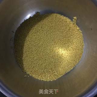 黄豆钱钱小米粥的做法步骤：2